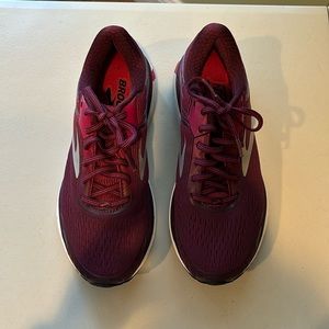 Brooks sneakers brand new never worn